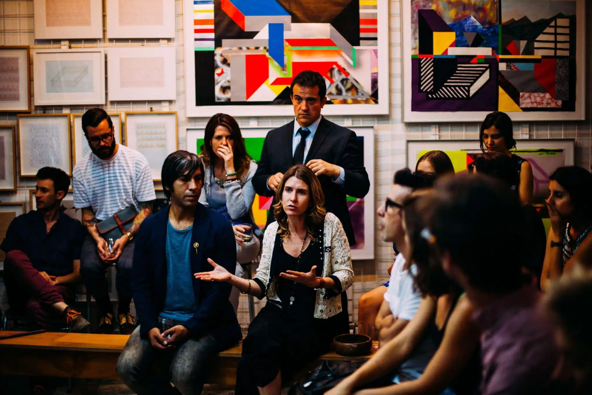 Femme s'exprimant devant d'autres personnes lors d'une discussion