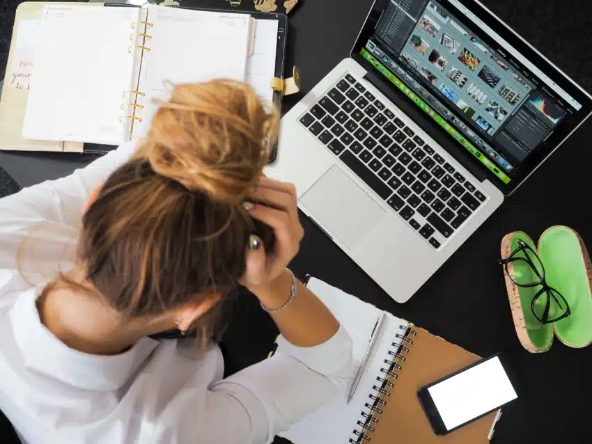 Un étudiant universitaire complètement submergé par les devoirs.