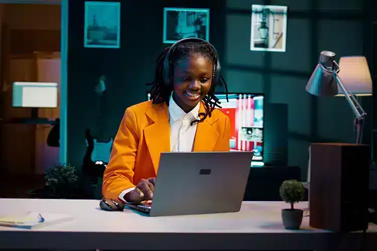 a youg female student earning her bachelor's degree online