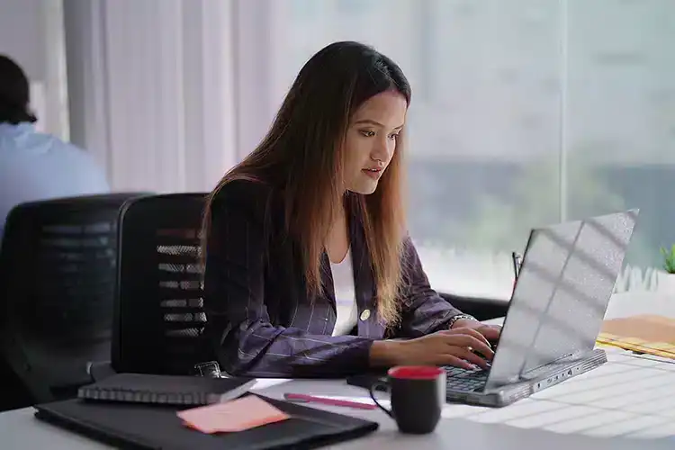 a female MSIT student earning her degree online