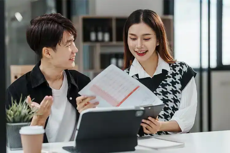 college aspirants discussing online American colleges and their accreditation