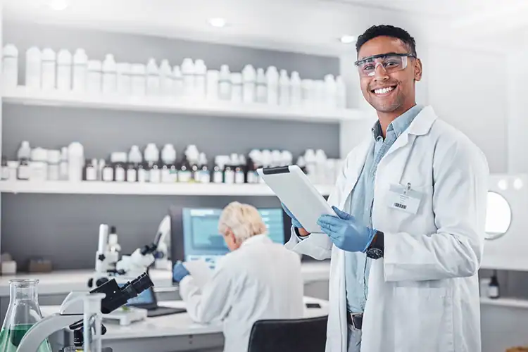 ein männlicher Gesundheitswissenschaftler arbeitet in seinem Labor