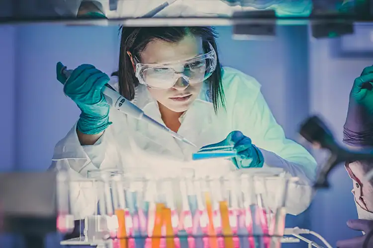 eine Biologin, die in ihrem Labor arbeitet
