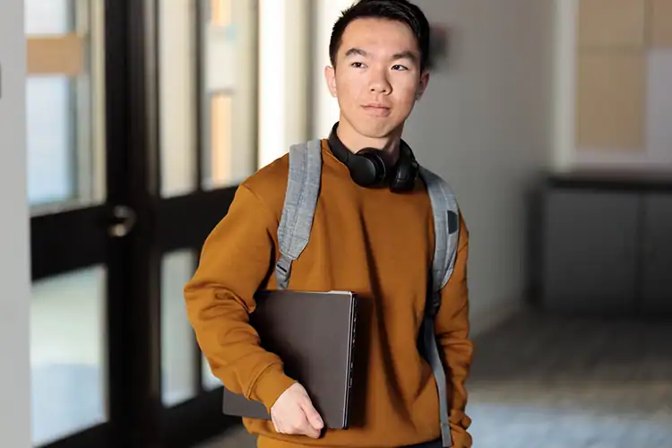 Un étudiant masculin sur le point de suivre son cours en ligne