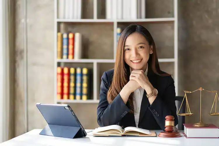 a female corporate employee earning her associate degree online
