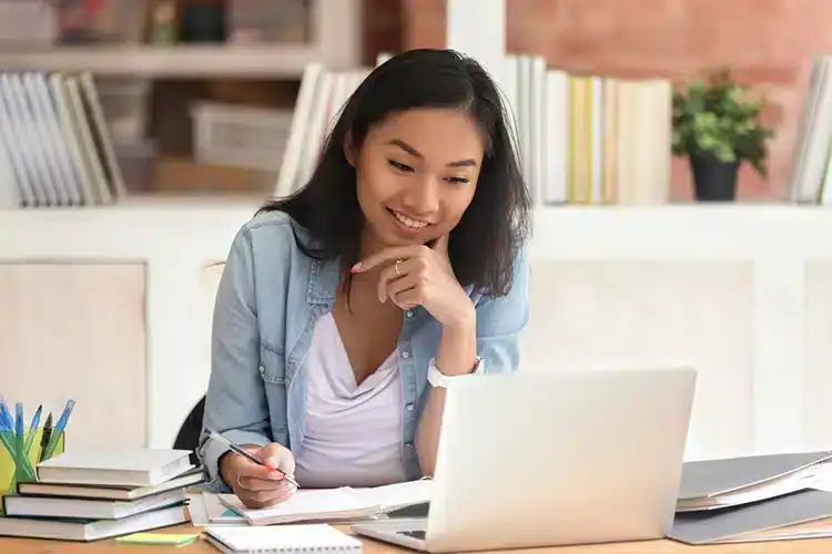 eine Studentin, die ihren Abschluss online macht