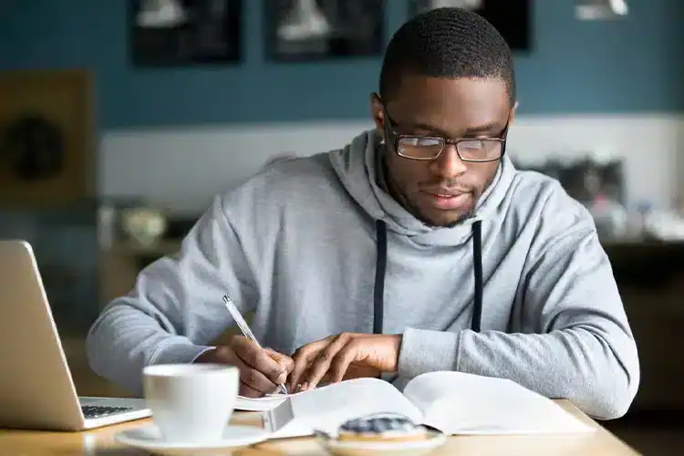 un aspirante universitario que busca universidades asequibles en línea