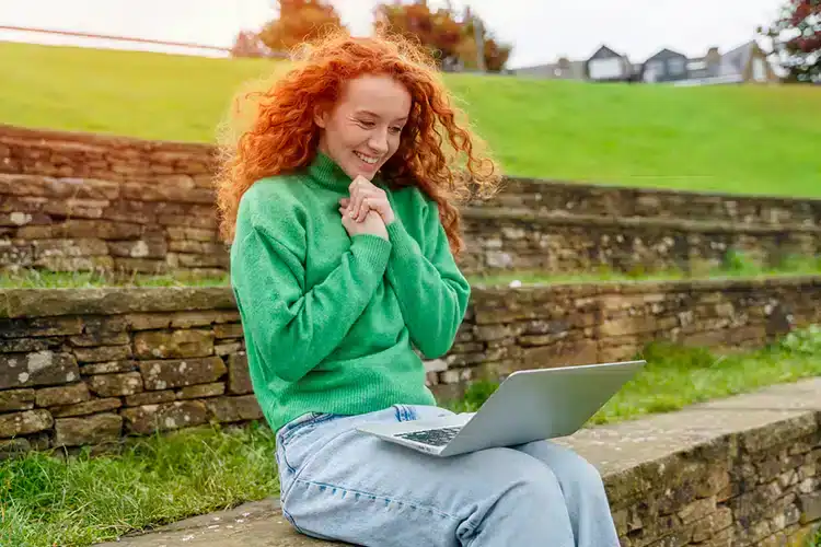 une étudiante universitaire enthousiaste à la vue d'options de diplômes associés abordables en ligne