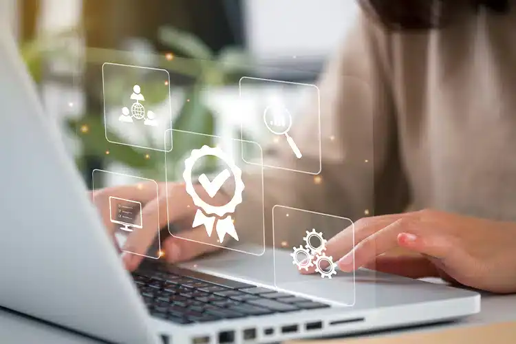 Un étudiant universitaire en ligne comparant les options de diplôme d'associé par rapport aux programmes de certificat