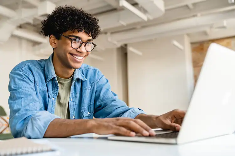 a male college student earning his computer science degree online